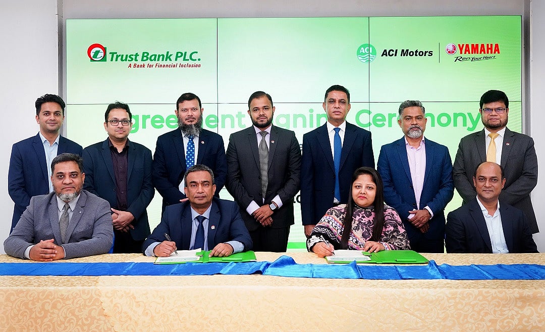 ট্রাস্ট ব্যাংক পিএলসির পক্ষ থেকে হেড অব বিজনেস ডিভিশন মো. মাহবুব হোসেন এবং এসিআই পিএলসির করপোরেট ট্রেজারি ম্যানেজার সাবরিনা রহমান নিজ নিজ প্রতিষ্ঠানের পক্ষে চুক্তিতে সই করেন