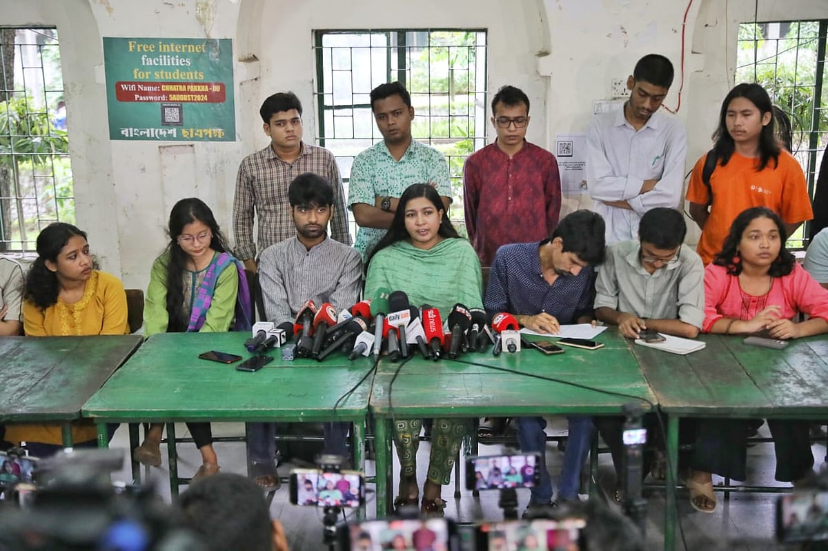 ‘প্রতিরোধ পর্ষদ’ প্যানেলের ব্যানারে সংবাদ সম্মেলন। আজ মঙ্গলবার দুপুরে ঢাকা বিশ্ববিদ্যালয়ের মধুর ক্যানটিনে।