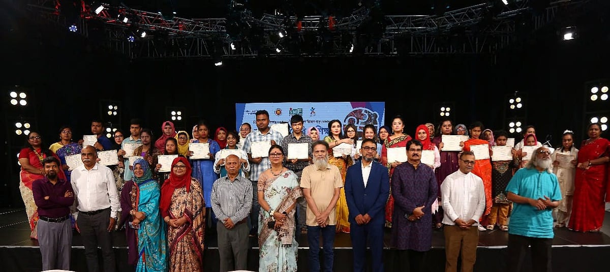 গতকাল সোমবার সন্ধ্যায় রাজধানীর তেজগাঁওয়ের একটি বেসরকারি টেলিভিশনের স্টুডিওতে বিশেষ চাহিদাসম্পন্ন ১৬ তরুণ-তরুণীর প্রশিক্ষণের সমাপনী অনুষ্ঠান হয়