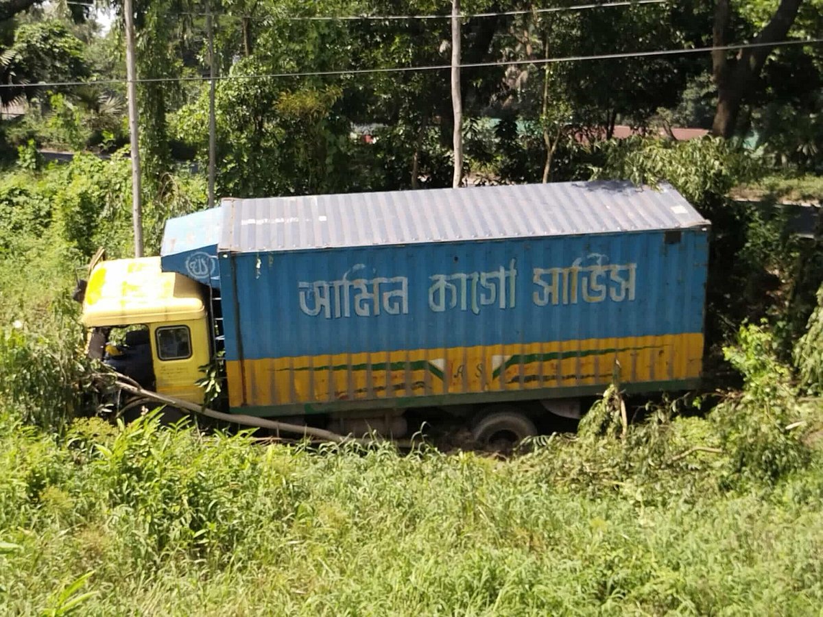 পথচারী এক নারীকে চাপা দিয়ে সড়কের বাইরে ছিটকে পড়ে কাভার্ডভ্যানটি। আজ সকালে মিরসরাইয়ের ওয়াহিদপুর ইউনিয়নের বড় দারোগারহাট বাজার এলাকায়