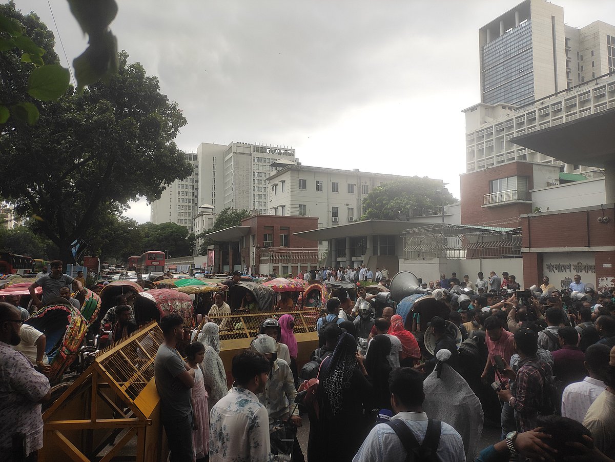 সচিবালয়ের সামনে জুলাই শহীদ পরিবার ও আহতদের অবস্থান