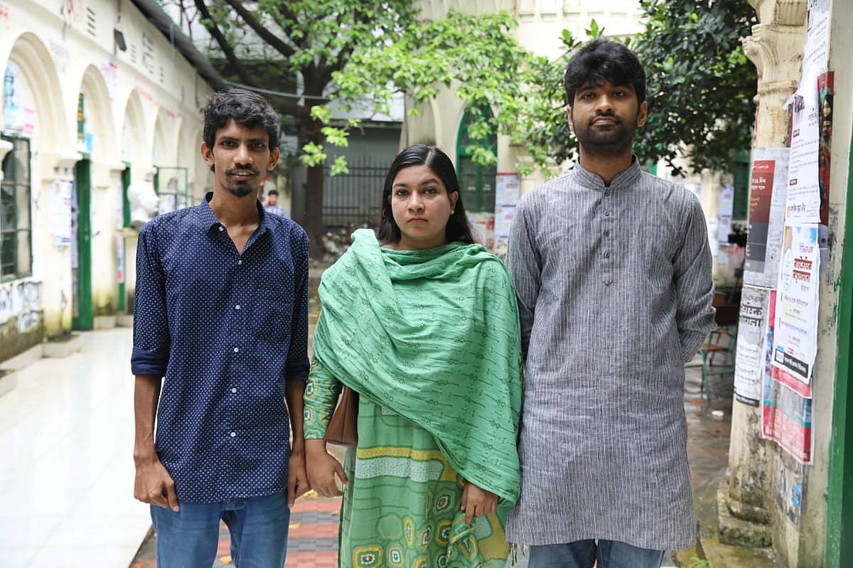 (বাঁ থেকে) ‘প্রতিরোধ পর্ষদ’ প্যানেলের সহসাধারণ সম্পাদক (এজিএস) প্রার্থী জাবির আহমেদ জুবেল ও ভিপি প্রার্থী শেখ তাসনিম আফরোজ ইমির সঙ্গে সাধারণ সম্পাদক প্রার্থী মেঘমল্লার বসু