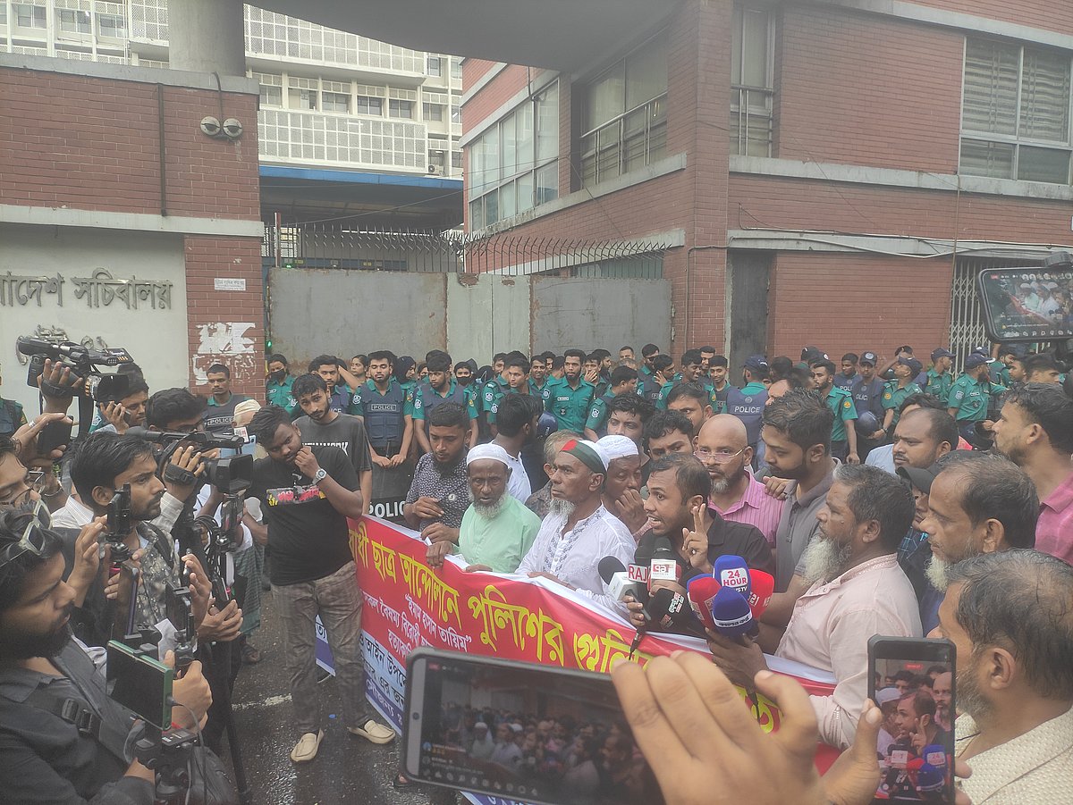 সচিবালয়ের সামনে পরবর্তী কর্মসূচি ঘোষণা করেন জুলাই শহীদ পরিবারের সদস্য ও আহত ব্যক্তিরা