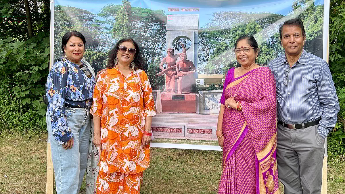 মতিহার ক্যাম্পাসে ভাস্কর্যের সামনে রাজশাহী বিশ্ববিদ্যালয়ের প্রাক্তন শিক্ষার্থীরা