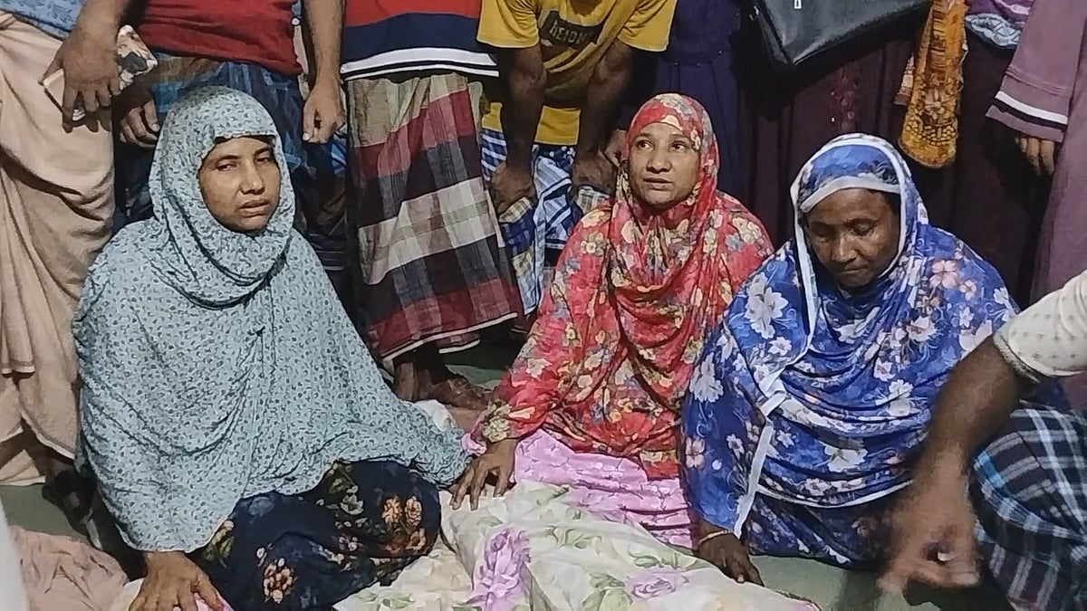 দুই সন্তানকে হারিয়ে বাকরুদ্ধ মা রাশেদা আক্তার (বামে)। আজ সকালে নোয়াখালীর সেনবাগের দক্ষিণ মোহাম্মদপুর গ্রামে