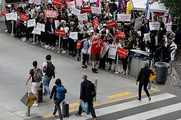 বেতন বৃদ্ধির দাবিতে এয়ার কানাডার কেবিন ক্রুরা ধর্মঘট পালন করেন। কানাডার ভ্যাঙ্কুভার আন্তর্জাতিক বিমানবন্দর, ১৭ আগস্ট ২০২৫