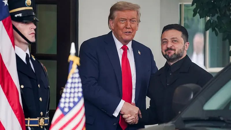 ইউক্রেনের প্রেসিডেন্ট ভলোদিমির জেলেনস্কি হোয়াইট হাউসে পৌঁছানোর পর তাঁকে এভাবেই উষ্ণ অভ্যর্থনা জানান মার্কিন প্রেসিডেন্ট ডোনাল্ড ট্রাম্প