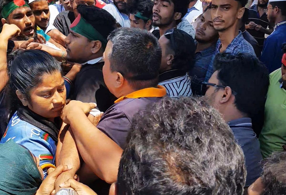 বরিশালে স্বাস্থ্য খাত সংস্কার আন্দোলনের অন্যতম নেতা মো. সুহানকে (২৩) মঙ্গলবার দুপুর সাড়ে ১২টার দিকে নগরের ফজলুল হক অ্যাভিনিউ এলাকায় বিক্ষোভ চলাকালে আটক করে পুলিশ। এ সময় বিক্ষোভকারীরা সুহানকে পুলিশের হাত থেকে ছাড়াতে চেষ্টা করেন