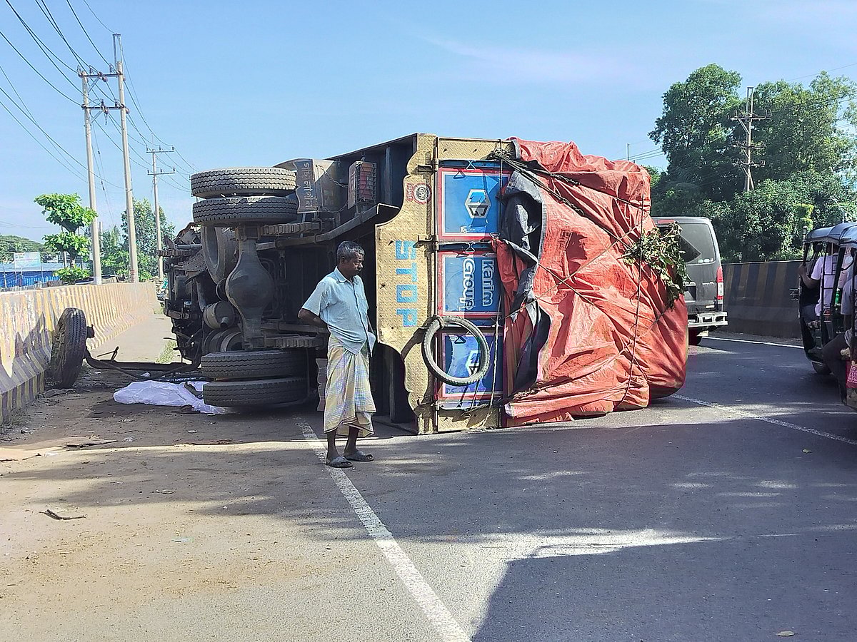 মহাসড়কে উল্টে আছে একটি ট্রাক। আজ সকাল আটটার দিকে ঢাকা–চট্টগ্রাম মহাসড়কের চট্টগ্রামের সীতাকুণ্ডের ভাটিয়ারী ইউনিয়নের মাদামবিবিরহাট বাজার এলাকায়