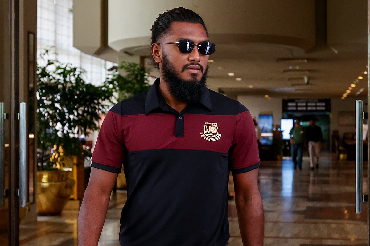 সানগ্লাস চোখে ব্যাটসম্যান জাকের আলী