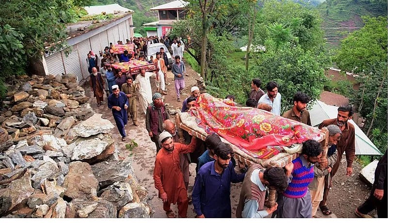 বন্যায় মৃতদের কফিন বহন করছে মানুষ, পাকিস্তানশাসিত কাশ্মীরের নরিয়ান বহাক গ্রামে, ১৫ আগস্ট ২০২৫