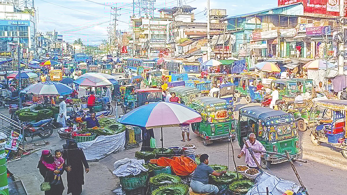 ফুটপাত দখল করে দোকান বসিয়েছেন হকাররা। আইন অমান্য করে মহাসড়কে চলছে ব্যাটারি ও সিএনজিচালিত অটোরিকশা। এতে অধিকাংশ সময় সড়কে যানজট লেগেই থাকে। গতকাল বিকেলে চট্টগ্রাম–কক্সবাজার মহাসড়কের লোহাগাড়ার আমিরাবাদ স্টেশন এলাকায়