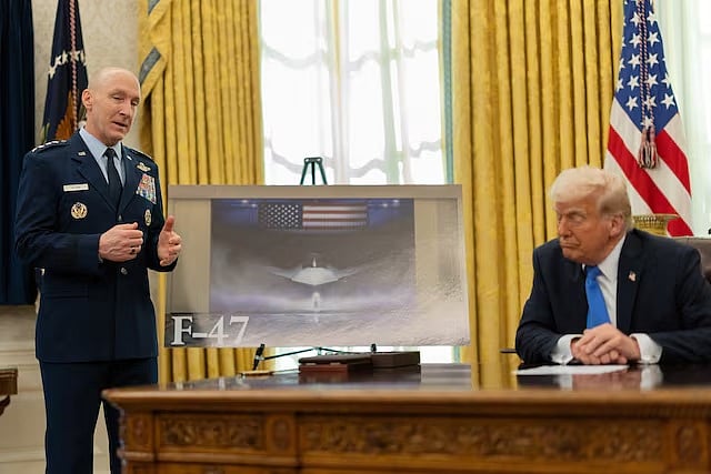 হোয়াইট হাউসে মার্কিন বিমানবাহিনী প্রধান ডেভিড অলভিনের কথা শুনছেন প্রেসিডেন্ট ডোনাল্ড ট্রাম্প