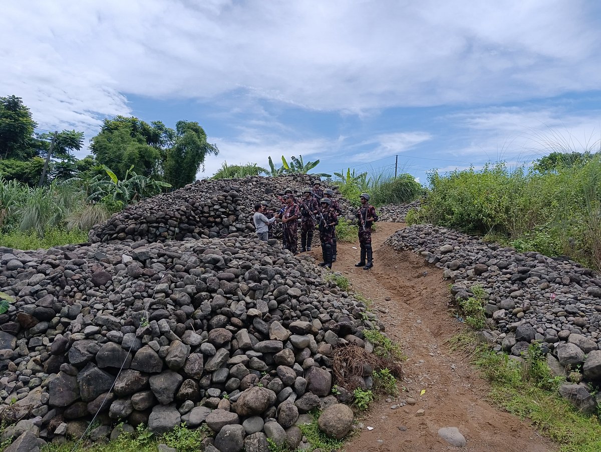 সিলেটের উৎমাছড়া পর্যটনকেন্দ্রের পাশে আদর্শগ্রাম থেকে মঙ্গলবার অভিযান চালিয়ে প্রায় দুই লাখ ঘনফুট পাথর উদ্ধার করা হয়