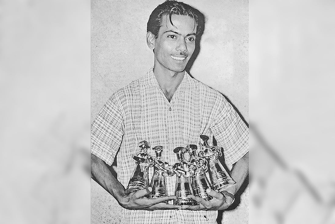 কাঁচের দেয়াল (১৯৬৩) চলচ্চিত্রের সেরা পরিচালকের পুরস্কার হাতে জহির রায়হান। চলচ্চিত্রটি চারটি বিভাগে শ্রেষ্ঠসহ আটটি পুরস্কারে জয়ী হয়