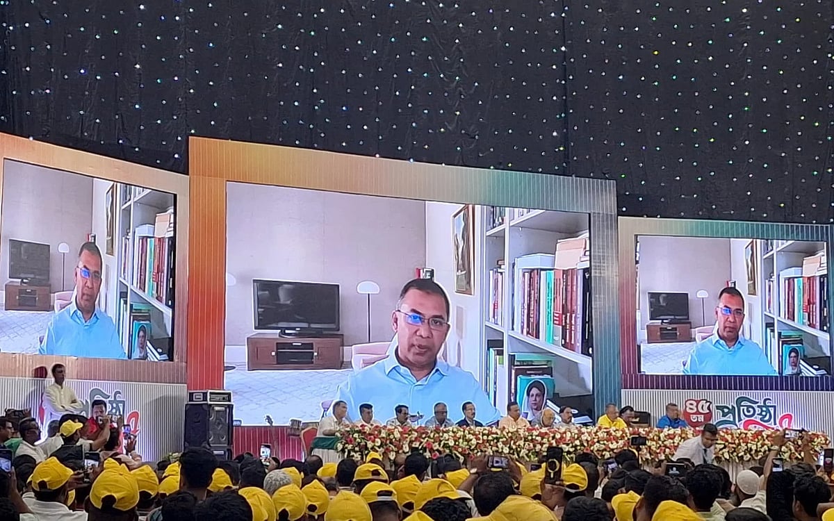 স্বেচ্ছাসেবক দলের ৪৫তম প্রতিষ্ঠাবার্ষিকী উপলক্ষে আয়োজিত অনুষ্ঠানে অনলাইনে যুক্ত হয়ে বক্তব্য দেন বিএনপির ভারপ্রাপ্ত চেয়ারম্যান তারেক রহমান। বাংলাদেশ-চীন মৈত্রী সম্মেলন কেন্দ্র, ঢাকা। ১৯ আগস্ট