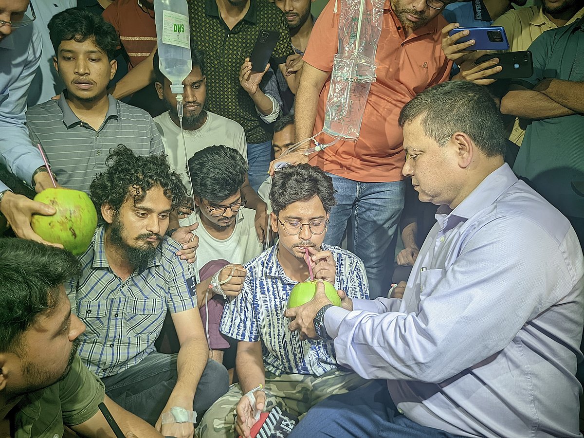 অনশনরত শিক্ষার্থীদের ডাবের পানি পান করিয়ে অনশন ভাঙাচ্ছেন উপাচার্য অধ্যাপক শওকাত আলী। মঙ্গলবার রাতে রংপুরের বেগম রোকেয়া বিশ্ববিদ্যালয়ের প্রশাসনিক ভবনের উত্তর ফটকে