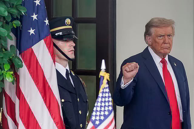 ইউক্রেনের প্রেসিডেন্ট ভলোদিমির জেলেনস্কির (ছবিতে নেই) সঙ্গে বৈঠককে সামনে রেখে ওভাল অফিসে মার্কিন প্রেসিডেন্ট ডোনাল্ড ট্রাম্প। ১৮ আগস্ট ২০২৫