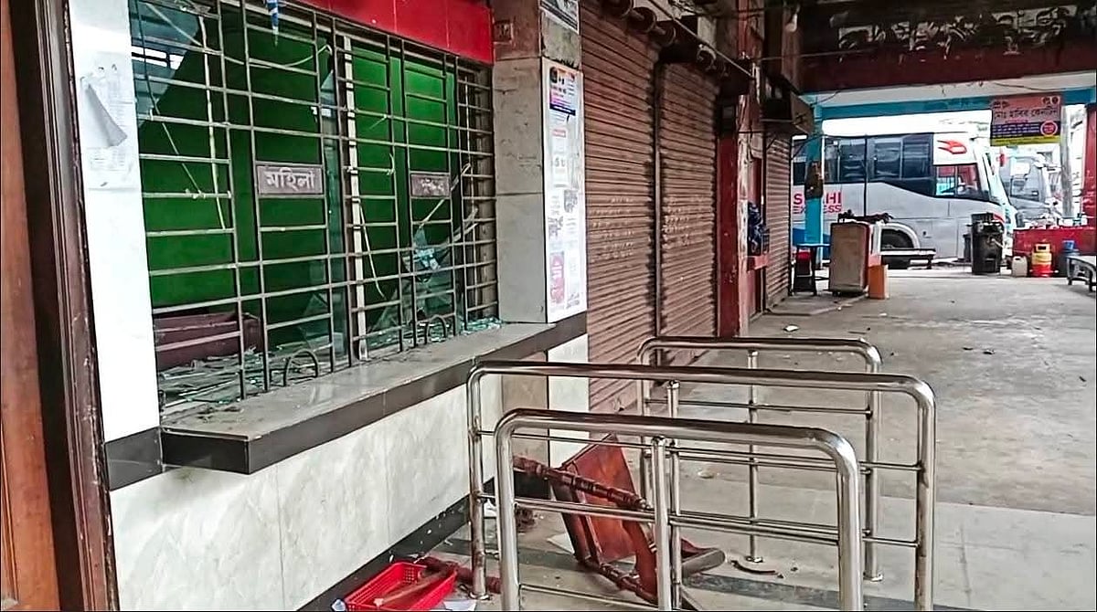 বাস কাউন্টারটিতে ভাঙচুরের পর ময়মনসিংহ থেকে বাস চলাচল বন্ধ হয়ে যায়। মঙ্গলবার বিকেলে ময়মনসিংহ নগরের মাসকান্দায়