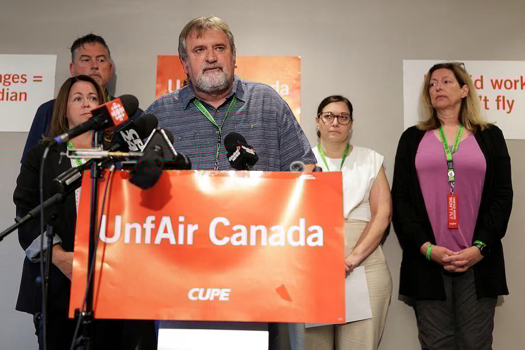 সংবাদ সম্মেলনে কথা বলছেন সিইউপিইর ন্যাশনাল প্রেসিডেন্ট মার্ক হ্যানকক। কানাডার টরন্টো পিয়ারসন আন্তর্জাতিক বিমানবন্দর, ১৮ আগস্ট ২০২৫