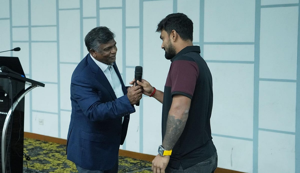 বাংলাদেশের টি–টোয়েন্টি অধিনায়ক লিটন দাসের সঙ্গে বিসিবি সভাপতি আমিনুল ইসলাম বুলবুল। আজ রাজধানীর একটি পাঁচ তারকা হোটেলে