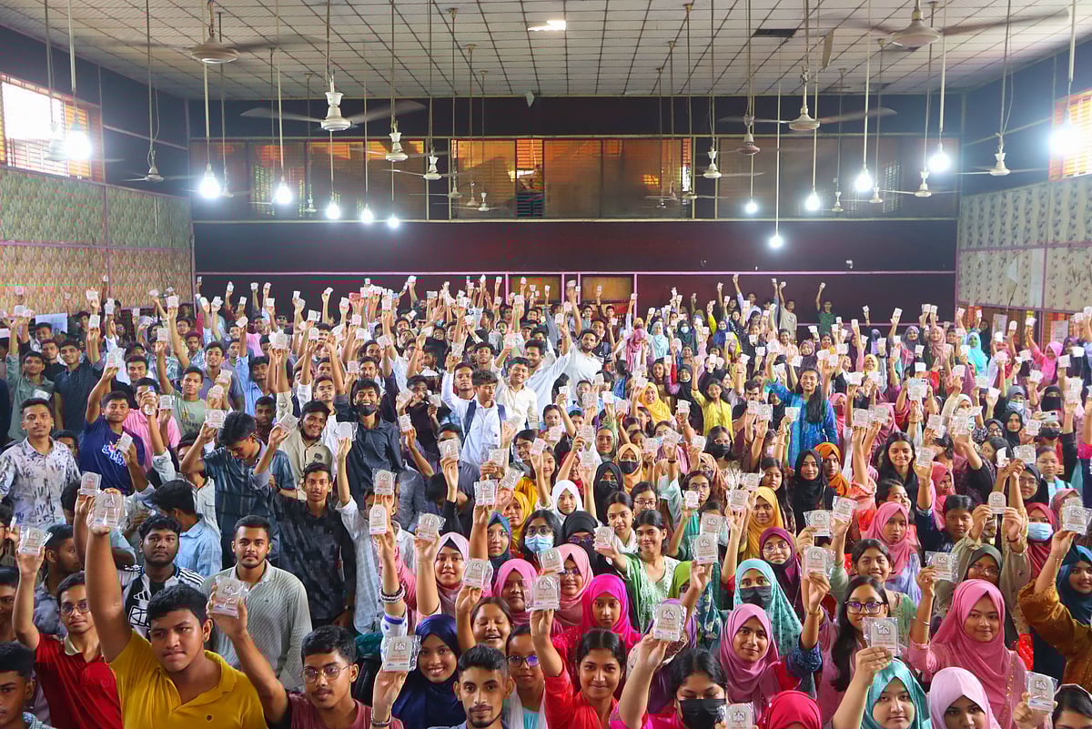 দিনাজপুরে শিখো-প্রথম আলো জিপিএ–৫ সংবর্ধনায় ক্রেস্ট হাতে উচ্ছ্বসিত কৃতী শিক্ষার্থীরা। মঙ্গলবার সদরের বন্ধন কমিউনিটি সেন্টারে