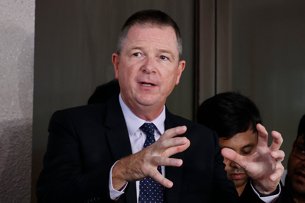 সাংবাদিকদের সঙ্গে কথা বলছেন অ্যালেক্স মার্শাল