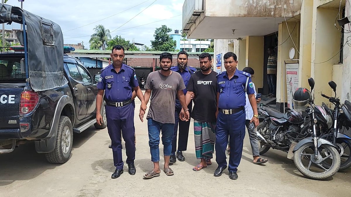পাবনায় অস্ত্র তৈরির সরঞ্জাম, অস্ত্রসহ দুজনকে গ্রেপ্তার করেছে পুলিশ। আজ মঙ্গলবার দুপুরে আতাইকুলা থানার সামনে
