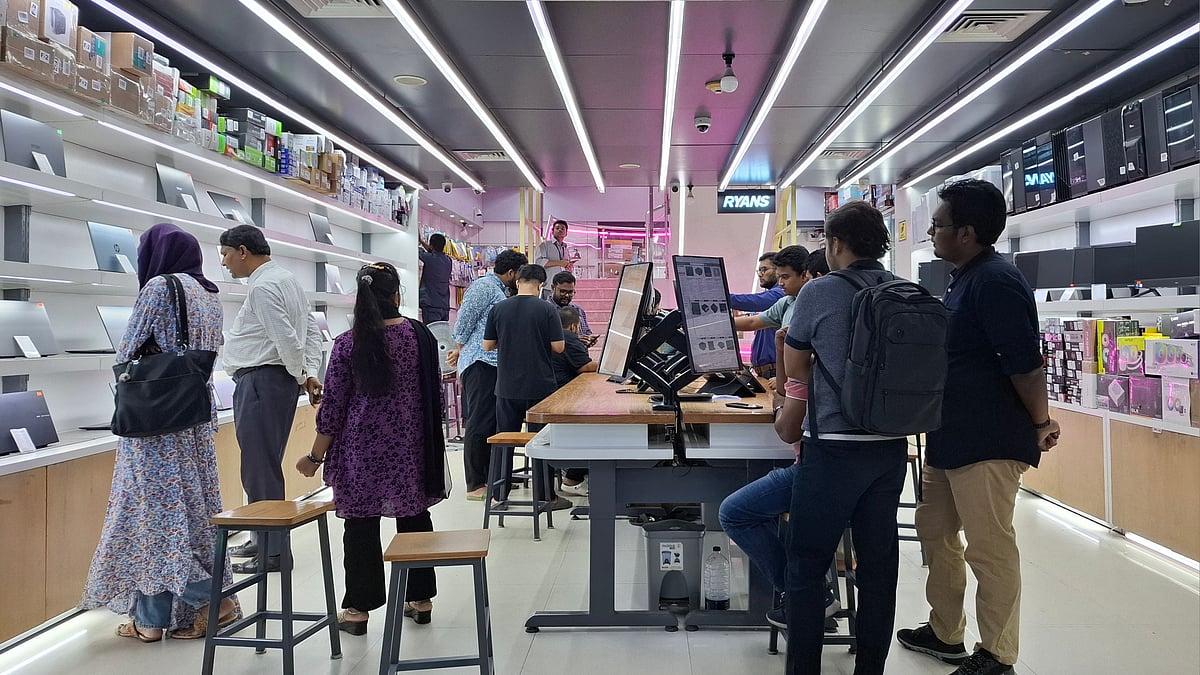 ঢাকার একটি কম্পিউটার বাজারে পছন্দের প্রযুক্তি পণ্য কিনছেন ক্রেতারা