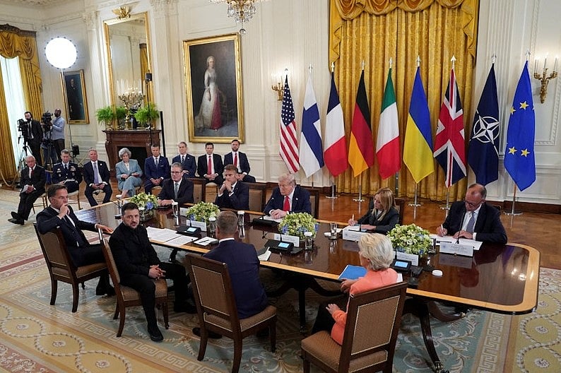 হোয়াইট হাউসের বৈঠকে ট্রাম্প, জেলেনস্কি এবং অন্য ইউরোপীয় নেতারা। ১৮ আগস্ট, ২০২৫