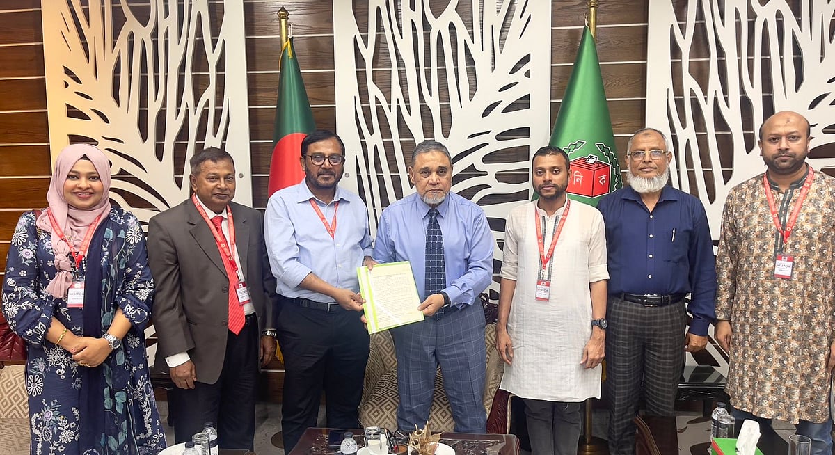 আগারগাঁওয়ে নির্বাচন ভবনে এবি পার্টির একটি প্রতিনিধিদল সিইসির সঙ্গে দেখা করে কিছু প্রস্তাব দেয়