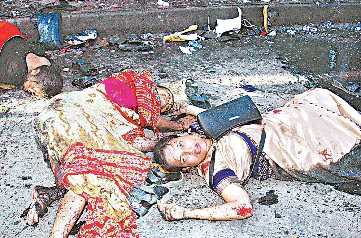 ২০০৪ সালের ২১ আগস্ট গ্রেনেড বিস্ফোরণের পর রক্তাক্ত অবস্থায় পড়ে ছিলেন অনেকেই