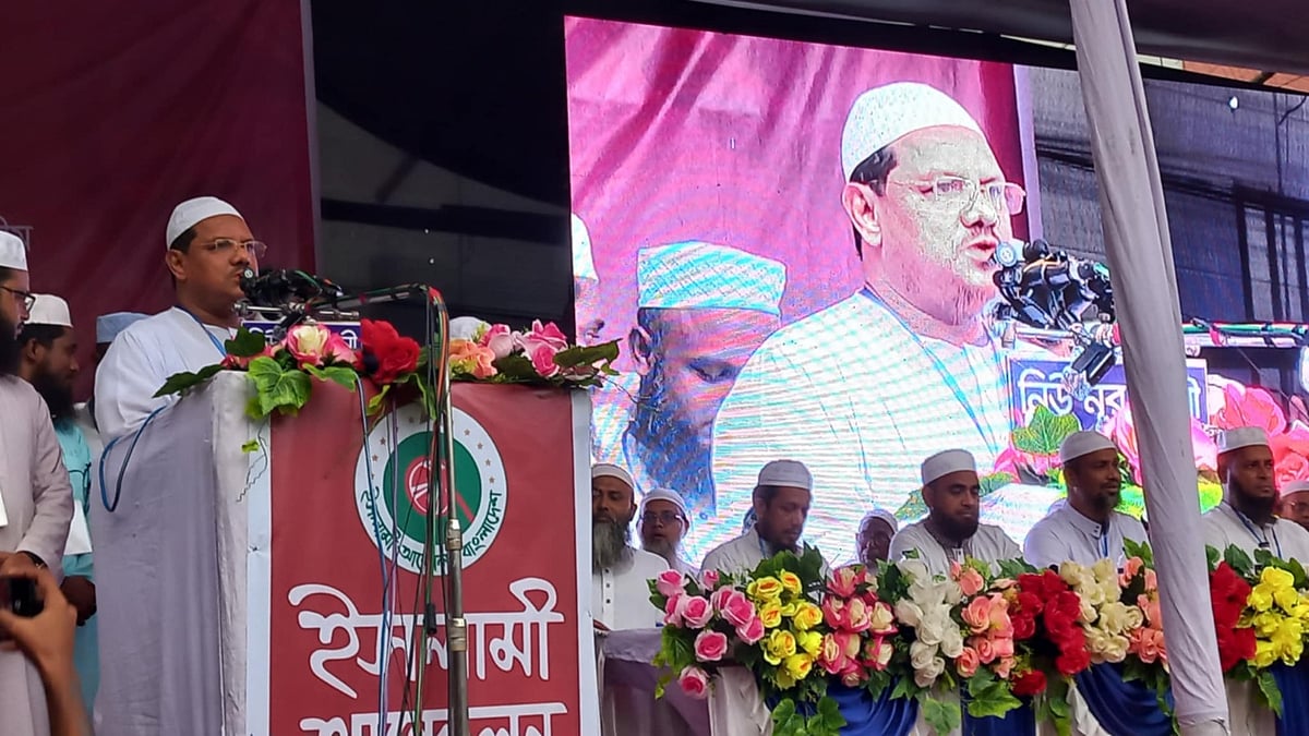 ফেনীতে গণসমাবেশে প্রধান অতিথির বক্তব্য দেন মুফতি সৈয়দ মুহাম্মদ রেজাউল করীম। আজ বিকেলে কেন্দ্রীয় শহীদ মিনারে