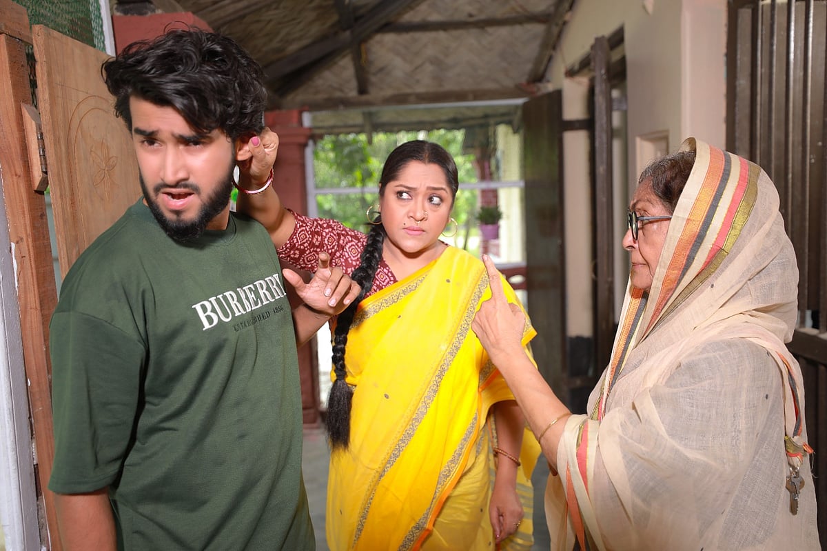 গল্পের কেন্দ্রবিন্দু হলো দুটি ইউনিয়নের দুই চেয়ারম্যানের এলাকা ‘রূপনগর’