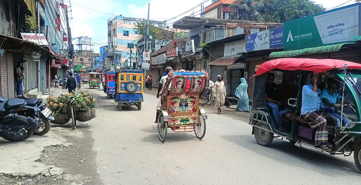 জামালপুরে হরতালে যানবাহন চলাচল স্বাভাবিক থাকলেও একটি অংশের কিছু দোকানপাট বন্ধ ছিল। আজ সকালে শহরের সকালবাজার এলাকায়