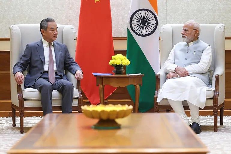 ভারতের প্রধানমন্ত্রী নরেন্দ্র মোদি দিল্লিতে চীনের পররাষ্ট্রমন্ত্রী ওয়াং ইর সঙ্গে বৈঠক করেন