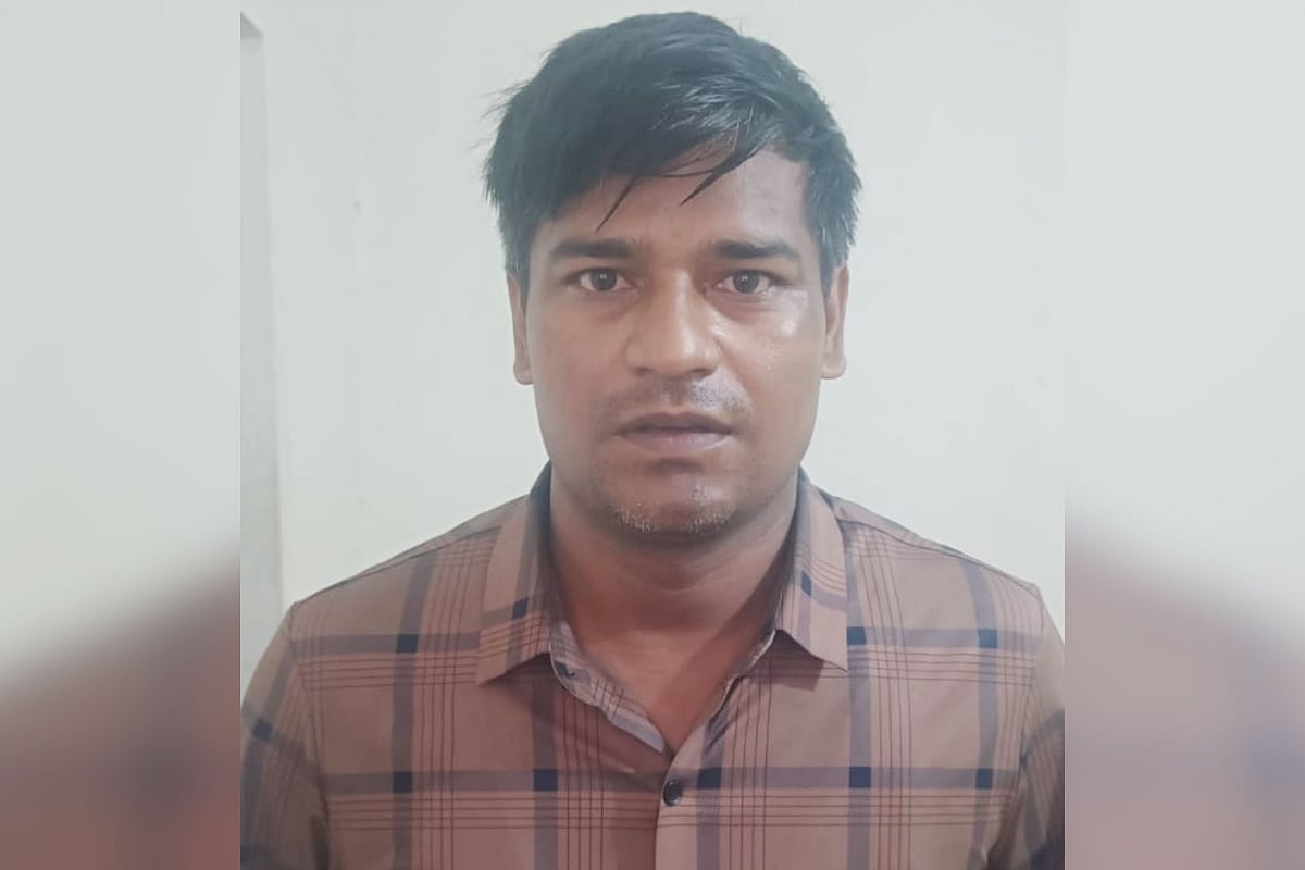 গ্রেপ্তার পুলিশ সদস্য মনিরুল ইসলাম