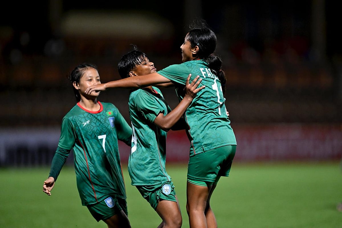 বাংলাদেশের মেয়েদের গোল উদ্‌যাপন। আজ থিম্পুর চাংলিমিথাং স্টেডিয়ামে