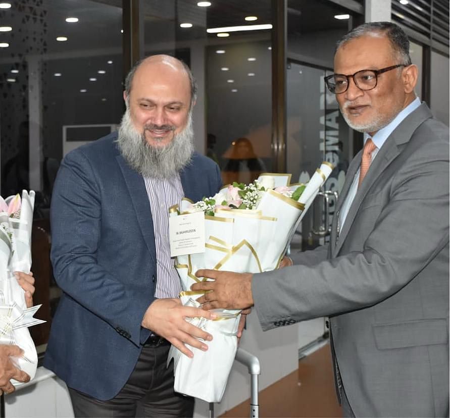 পাকিস্তানের বাণিজ্যমন্ত্রী জাম কামাল খানকে ঢাকায় স্বাগত জানান বাংলাদেশের বাণিজ্য উপদেষ্টা শেখ বশির উদ্দিন