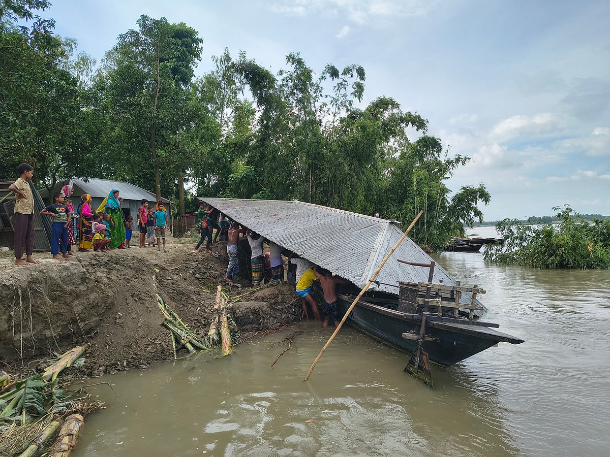 কুড়িগ্রামে ব্রহ্মপুত্র নদের ভাঙন থেকে রক্ষায় পাড় থেকে বসতবাড়ি সরিয়ে নিচ্ছেন এলাকাবাসী। গত সোমবার বিকেলে কুড়িগ্রাম সদর উপজেলার পাঁচগাছি ইউনিয়নের গোবিন্দপুর গ্রামে