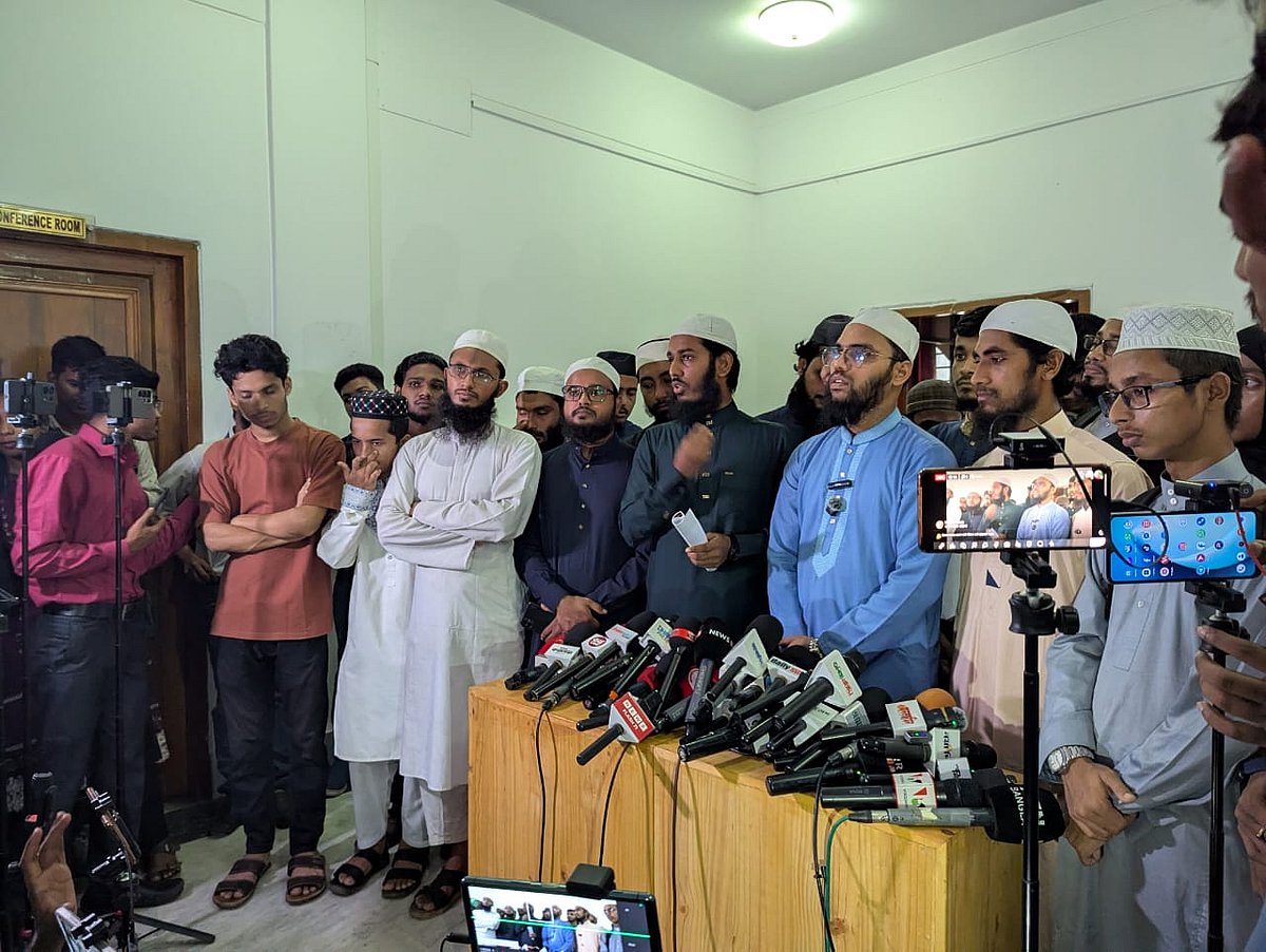 বিশ্ববিদ্যালয়ের নবাব নওয়াব আলী চৌধুরী সিনেট ভবনের তৃতীয় তলায় এক সংবাদ সম্মেলনে ইসলামী ছাত্র আন্দোলন বাংলাদেশের ঢাকা বিশ্ববিদ্যালয় শাখার সভাপতি আবু বকর সিদ্দিক পূর্ণাঙ্গ প্যানেল ঘোষণা করেন