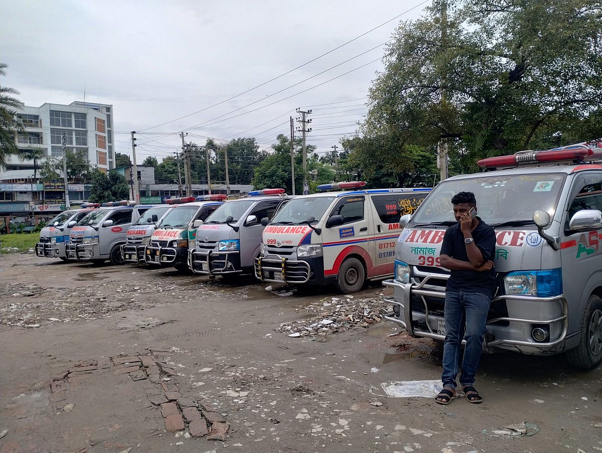 বরিশাল শের-ই-বাংলা মেডিকেল কলেজ হাসপাতালের সামনে এভাবে বেসরকারি অ্যাম্বুলেন্সগুলো দাঁড়িয়ে থাকত। গত মঙ্গলবার দুপুরে তোলা ছবি