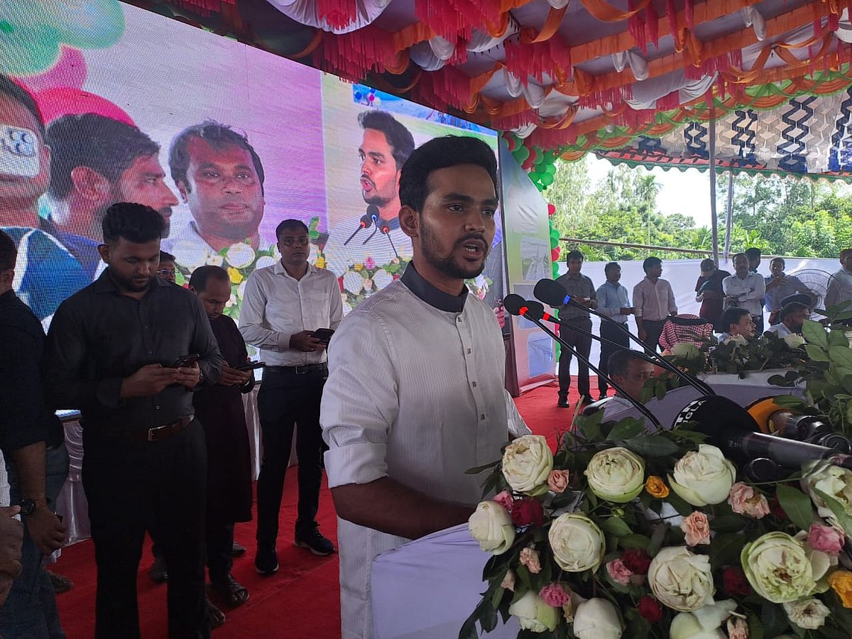 গাইবান্ধায় মওলানা ভাসানী সেতুর উদ্বোধন পরবতী মতবিনিময় সভায় বক্তব্য দিচ্ছেন উপদেষ্টা আসিফ মাহমুদ সজীব ভূঁইয়া। বুধবার বিকেলে সেতু–সংলগ্ন হরিপুর খেয়াঘাট এলাকায়