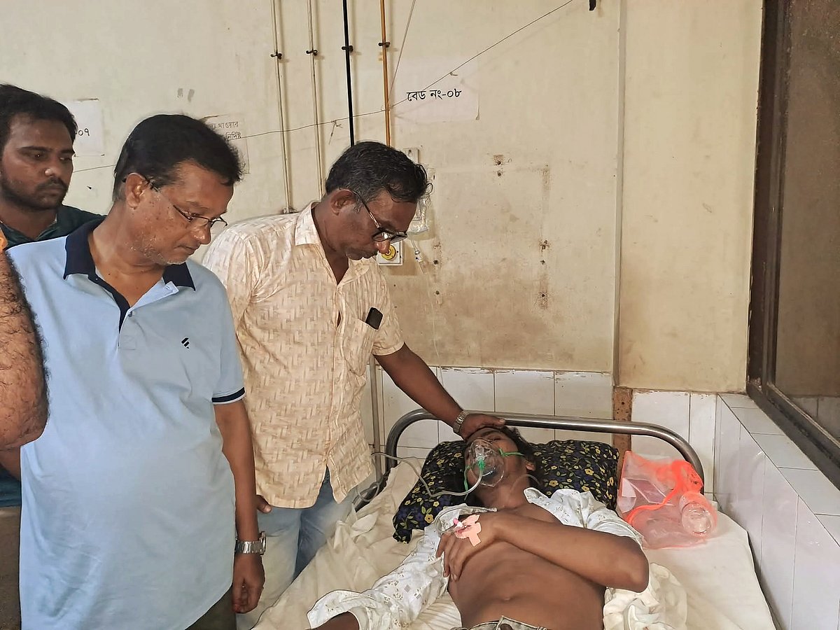 কুষ্টিয়ায় হামলায় আহত বৈষম্যবিরোধী ছাত্র আন্দোলনের সাবেক নেতা রিদোয়ান আফ্রিদীকে হাসপাতালে ভর্তি করা হয়েছে। গতকাল মঙ্গলবার রাতে কুষ্টিয়া জেনারেল হাসপাতালে