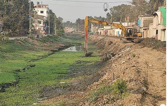 বন্যা নিয়ন্ত্রণে খাল কার্যকর ভূমিকা রাখে। কিন্তু বাংলাদেশের অধিকাংশ খাল এখন দখল, দূষণে মৃতপ্রায়