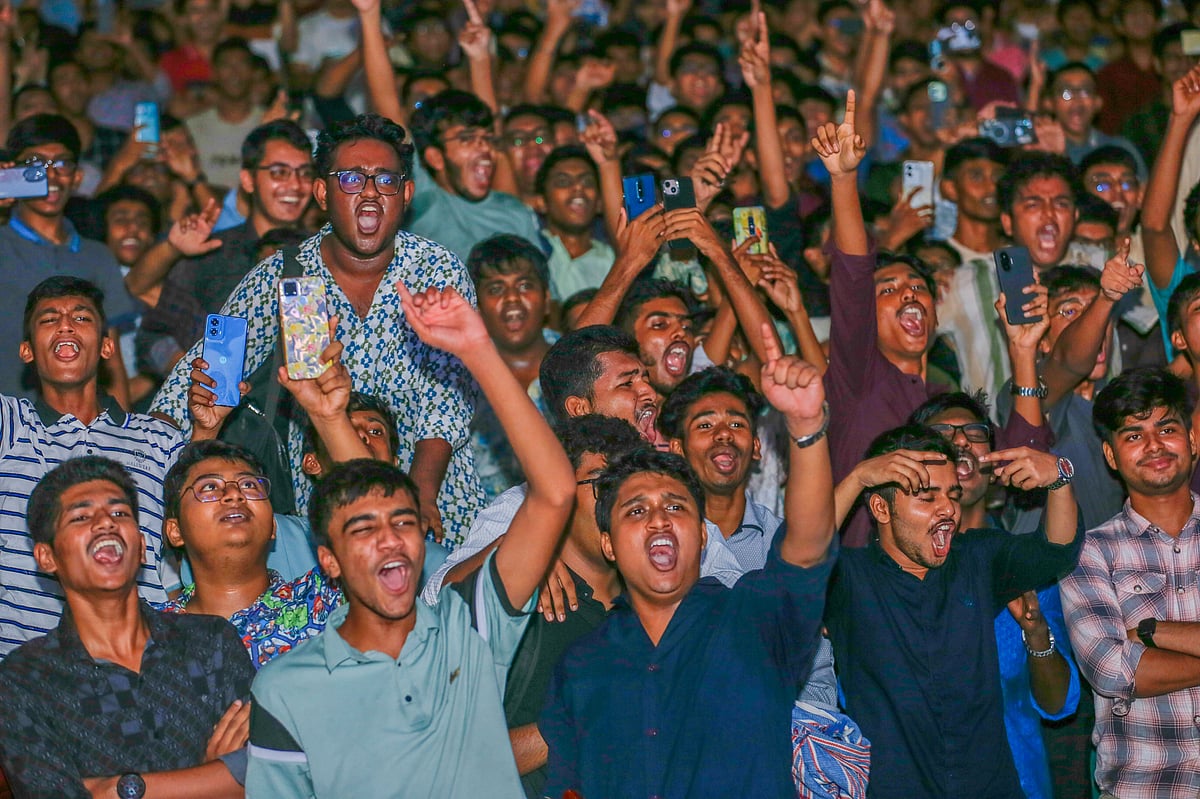 ডিজিটাল প্ল্যাটফর্ম শিখোর পৃষ্ঠপোষকতায় ও প্রথম আলোর আয়োজনে সকাল থেকে দুপুর পর্যন্ত নানা আয়োজনে মেতেছিল কৃতী শিক্ষার্থীরা। খুলনা জেলা শিল্পকলা একাডেমি, ২০ আগস্ট