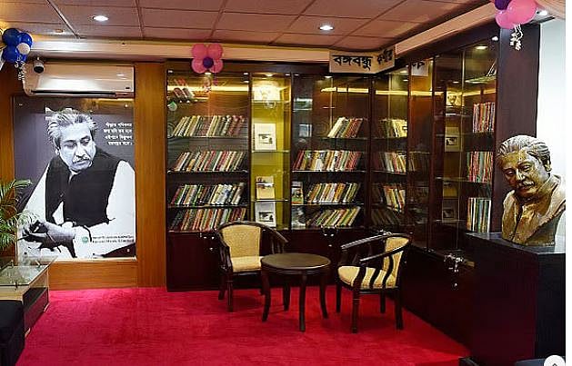 রাষ্ট্রীয় পৃষ্ঠপোষকতায় বাংলাদেশের প্রাতিষ্ঠানিক ও সামাজিক পরিসরে শেখ মুজিবের সর্বময় উপস্থিতি নিশ্চিত করা হয়েছে