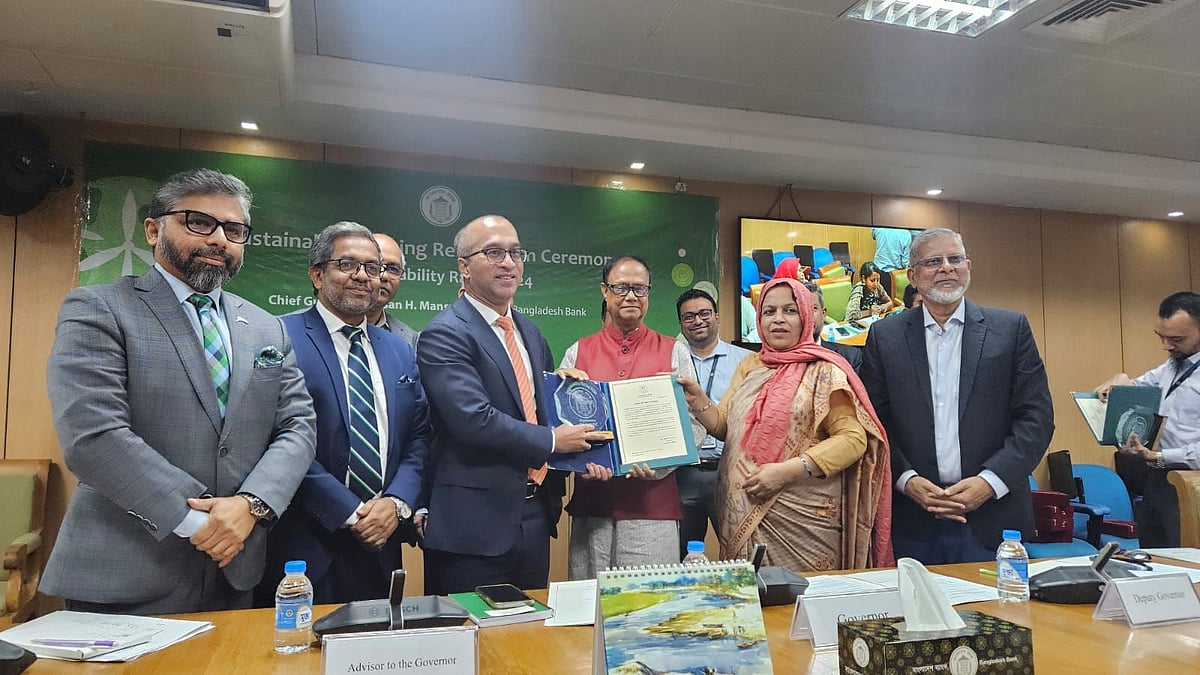 টেকসই রেটিংয়ে শীর্ষ ব্যাংকের স্বীকৃতি পেয়েছে সিটি ব্যাংক। বাংলাদেশ ব্যাংকের গভর্নরের কাছ থেকে সম্মাননা ও ক্রেস্ট নিচ্ছেন সিটি ব্যাংকের এমডি মাসরুর আরেফিন। আজ বুধবার বাংলাদেশ ব্যাংকে