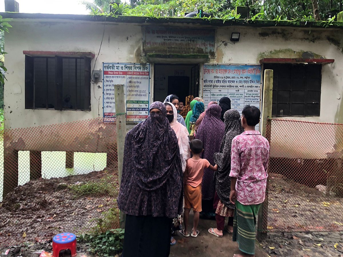 প্রতিদিন জ্বর, সর্দি-কাশি, ডায়রিয়ার মতো নানা রোগ নিয়ে মানুষ কমিউনিটি ক্লিনিকে আসেন। তবে ওষুধ না থাকায় খালি হাতে ফিরিয়ে দেওয়া হচ্ছে তাঁদের। গত রোববার লক্ষ্মীপুর সদর উপজেলার টুমচর এলাকার ডা. আনোয়ারুল হক ও মোখলেছুর রহমান কমিউনিটি ক্লিনিকে