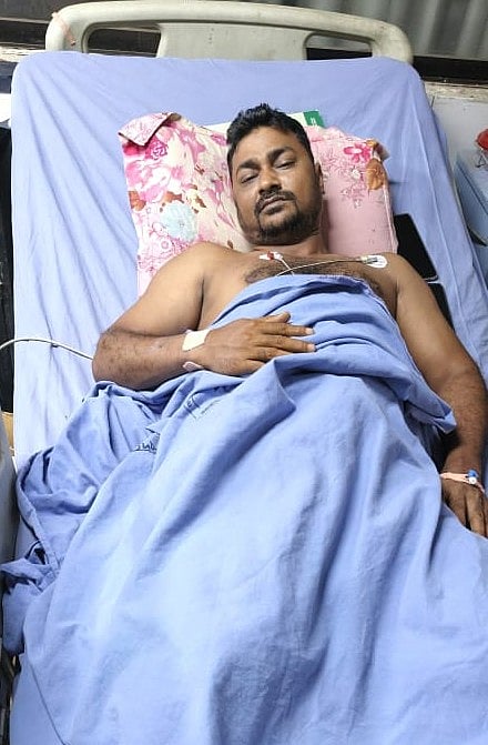 হাসপাতালের শয্যায় শহীদ শাহরিয়ার হাসানের (আলভী) বাবা মো. আবুল হাসান